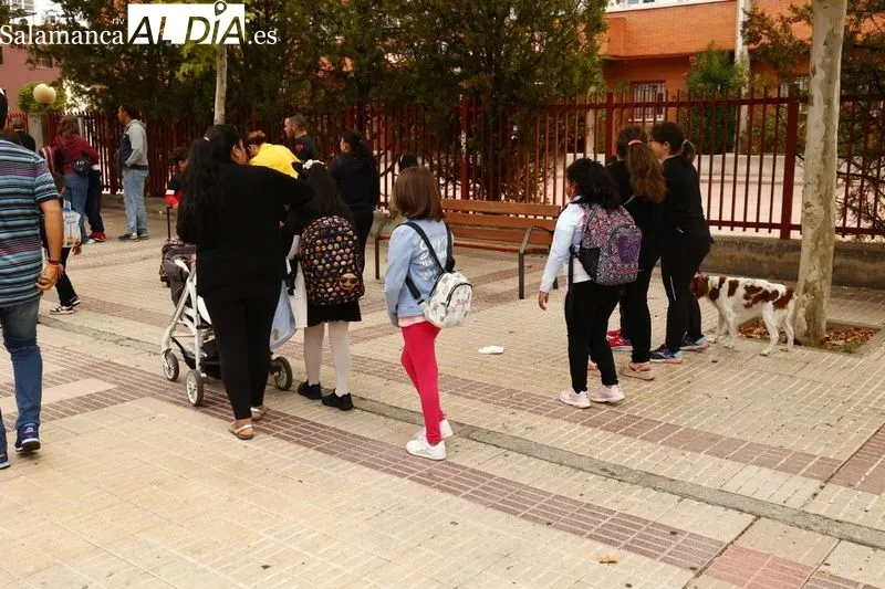 Ambiente en la entrada al CEIP San Mateo, con motivo del comienzo del curso 2022-23. Foto de David Sañudo