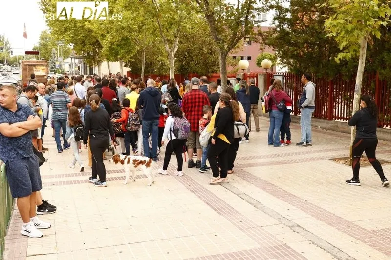 Ambiente en la entrada al CEIP San Mateo, con motivo del comienzo del curso 2022-23. Foto de David Sañudo
