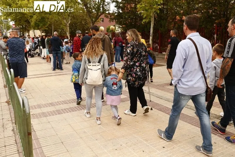 Ambiente en la entrada al CEIP San Mateo, con motivo del comienzo del curso 2022-23. Foto de David Sañudo