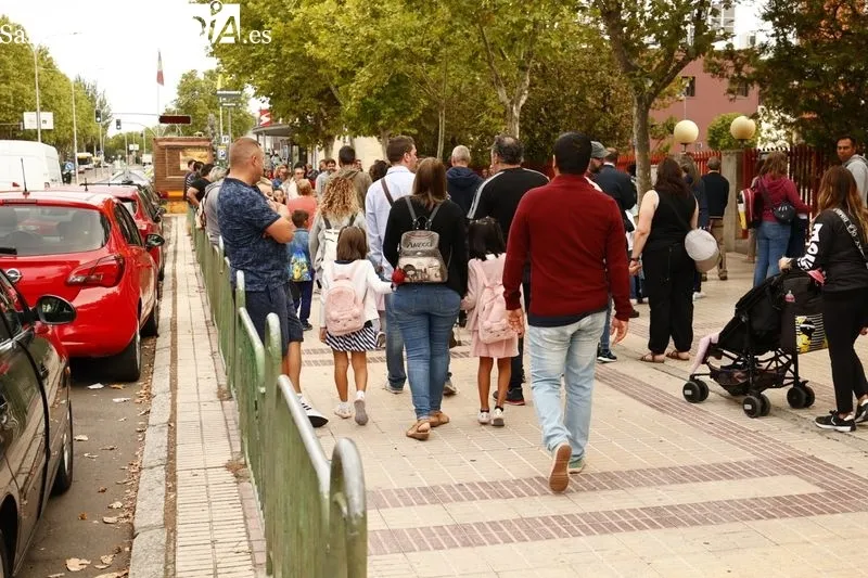 Ambiente en la entrada al CEIP San Mateo, con motivo del comienzo del curso 2022-23. Foto de David Sañudo