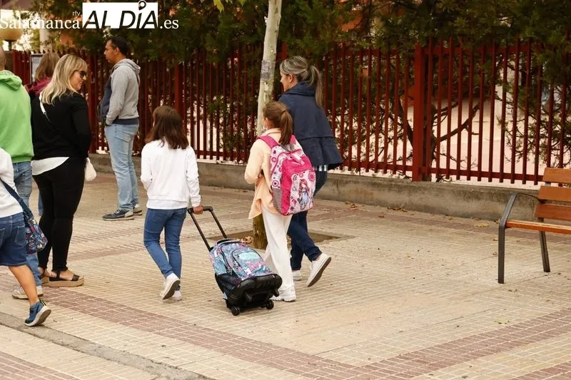 Ambiente en la entrada al CEIP San Mateo, con motivo del comienzo del curso 2022-23. Foto de David Sañudo