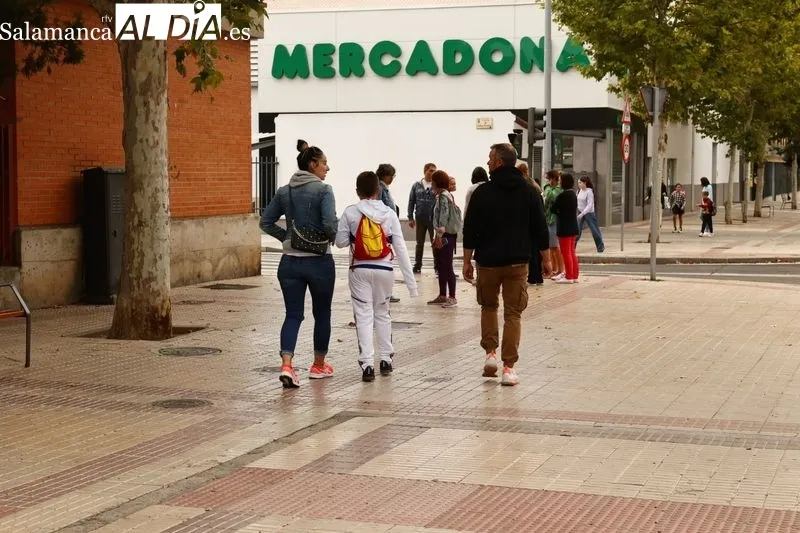 Ambiente en la entrada al CEIP San Mateo, con motivo del comienzo del curso 2022-23. Foto de David Sañudo