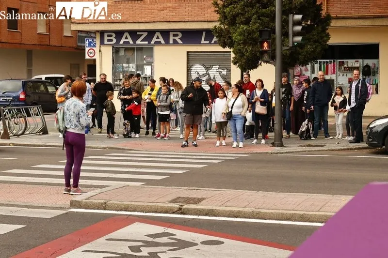Ambiente en la entrada al CEIP San Mateo, con motivo del comienzo del curso 2022-23. Foto de David Sañudo