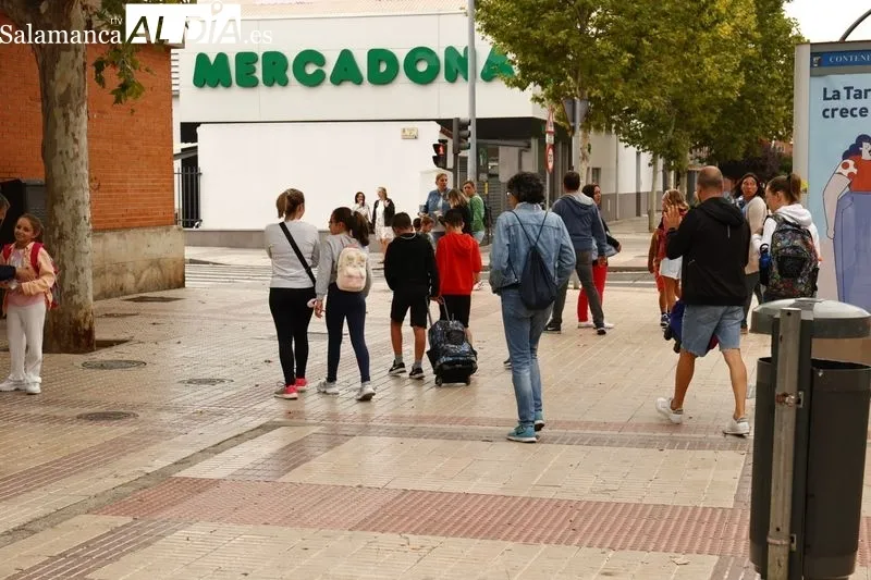 Ambiente en la entrada al CEIP San Mateo, con motivo del comienzo del curso 2022-23. Foto de David Sañudo