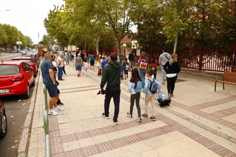 Ambiente en la entrada al CEIP San Mateo, con motivo del comienzo del curso 2022-23. Foto de David Sañudo