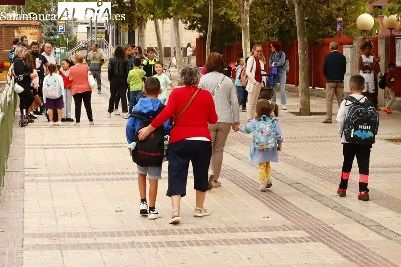 Ambiente en la entrada al CEIP San Mateo, con motivo del comienzo del curso 2022-23. Foto de David Sañudo