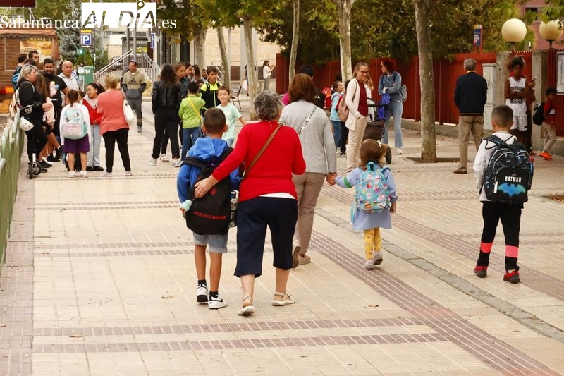 Escolares junto a un centro educativo de Salamanca. Foto de David Sañudo