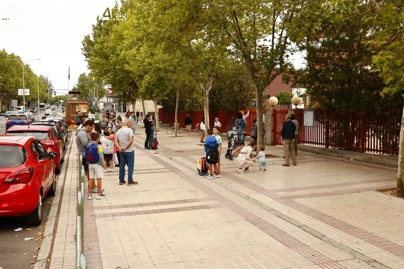 Ambiente en la entrada al CEIP San Mateo, con motivo del comienzo del curso 2022-23. Foto de David Sañudo
