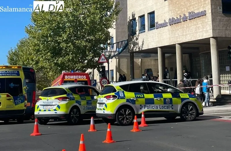 Efectivos policiales y de emergencias desplazados a la calle Peña de Francia, con motivo de este siniestro