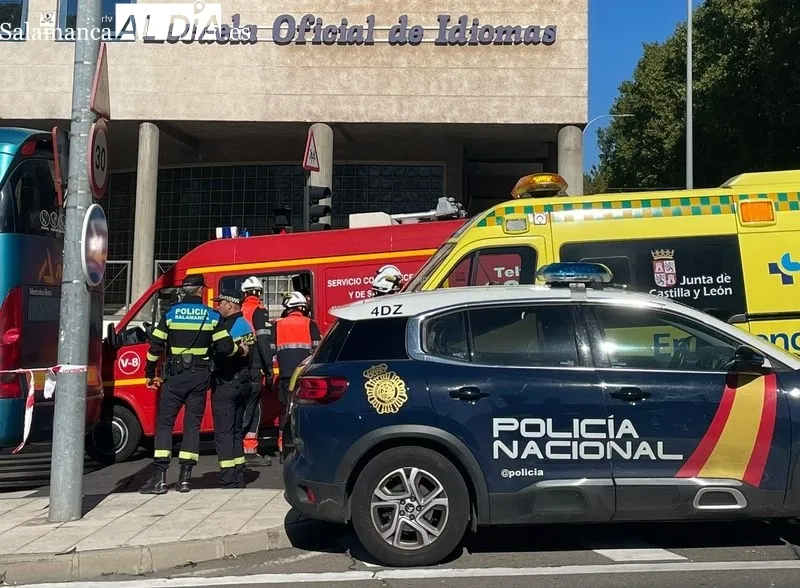 Efectivos policiales y de emergencias desplazados a la calle Peña de Francia, con motivo de este siniestro