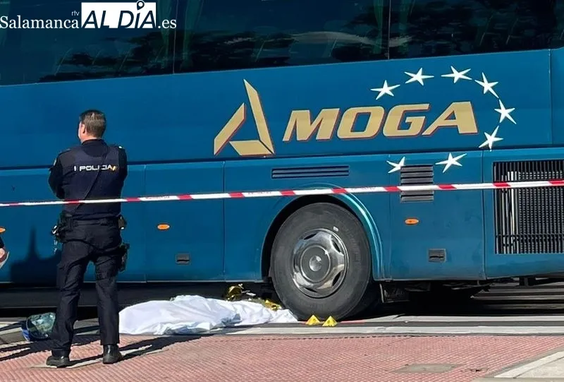 Agente de la Policía Nacional junto al cuerpo del peatón fallecido en la calle Peña de Francia