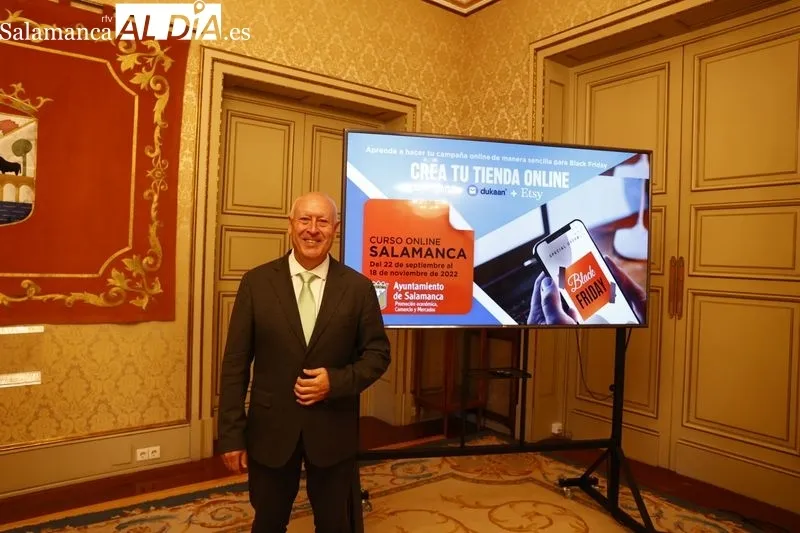 El concejal de Promoción Económica, Juan José Sánchez Alonso, en la presentación de este curso gratuito para “apoyar al comercio local en su proceso de adaptación y transformación, necesario para ser sostenibles en el tiempo”. Foto de David Sañudo