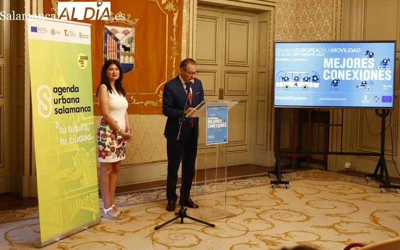 El concejal de Fomento, Fernando Carabias, y la concejala de Medio Ambiente, Miryam Rodríguez, presentan la programación de la Semana de la Movilidad. Foto de David Sañudo