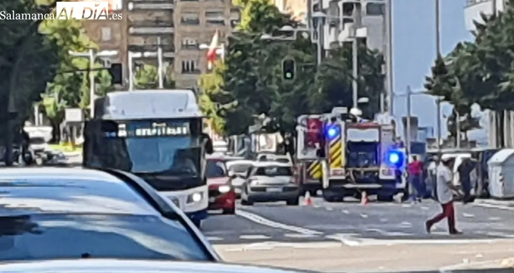 Despliegue de los Bomberos en el paseo de la Estación, por el humo que salía de un edificio