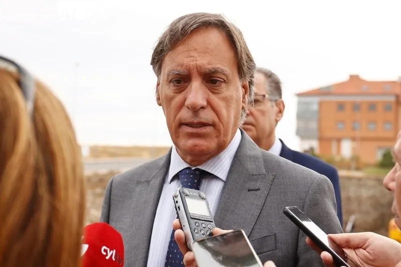 El alcalde de Salamanca, Carlos García Carbayo, visita las obras de la nueva promoción de vivienda pública de Pizarrales. Foto de David Sañudo