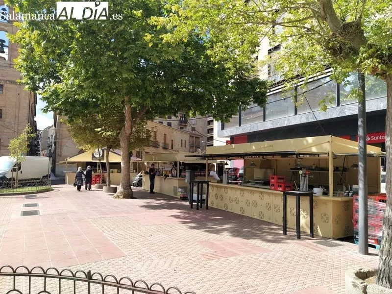 Instalación de casetas hosteleras en la plaza de Los Bandos. Foto de David Sañudo