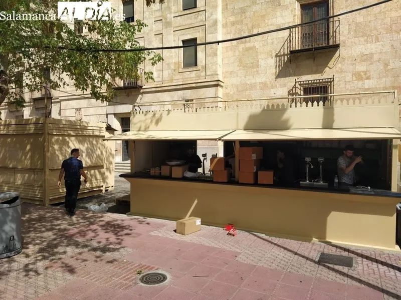 Instalación de casetas hosteleras en la plaza de Los Bandos. Foto de David Sañudo