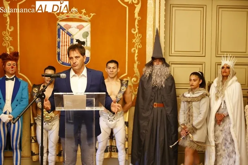 La concejala de Familia e Igualdad de Oportunidades, Ana Suárez, acompañada por el director gerente de ‘Stellar Circus’, Ramón Sacristán, y varios personajes del espectáculo. Foto de David Sañudo