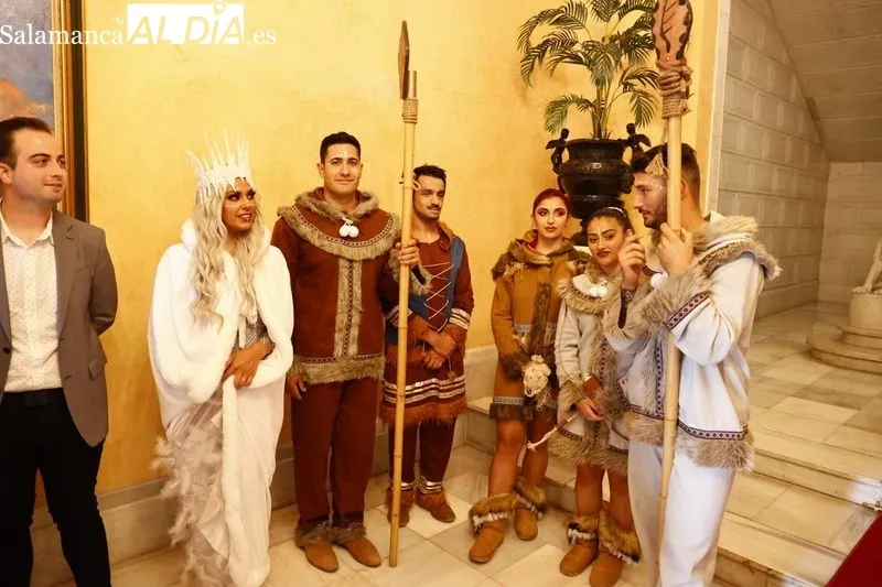 La concejala de Familia e Igualdad de Oportunidades, Ana Suárez, acompañada por el director gerente de ‘Stellar Circus’, Ramón Sacristán, y varios personajes del espectáculo. Foto de David Sañudo