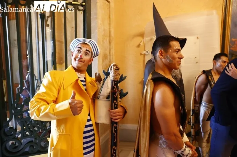 La concejala de Familia e Igualdad de Oportunidades, Ana Suárez, acompañada por el director gerente de ‘Stellar Circus’, Ramón Sacristán, y varios personajes del espectáculo. Foto de David Sañudo