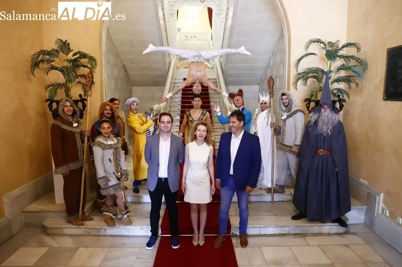 La concejala de Familia e Igualdad de Oportunidades, Ana Suárez, acompañada por el director gerente de ‘Stellar Circus’, Ramón Sacristán, y varios personajes del espectáculo. Foto de David Sañudo