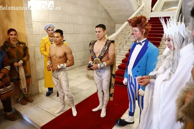La concejala de Familia e Igualdad de Oportunidades, Ana Suárez, acompañada por el director gerente de ‘Stellar Circus’, Ramón Sacristán, y varios personajes del espectáculo. Foto de David Sañudo