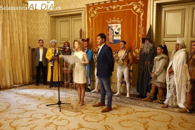 La concejala de Familia e Igualdad de Oportunidades, Ana Suárez, acompañada por el director gerente de ‘Stellar Circus’, Ramón Sacristán, y varios personajes del espectáculo. Foto de David Sañudo