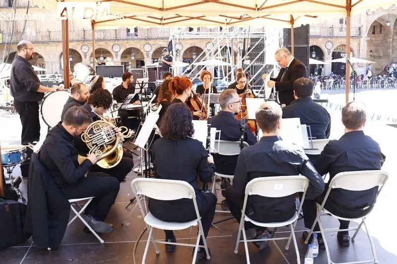 Concierto de la Banda Municipal de Salamanca en la Plaza Mayor. Foto de David Sañudo