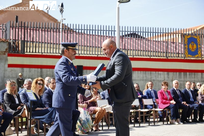 El director de la Cátedra Almirante Martín Granizo de la Universidad de Salamanca , Daniel Terrón, recibe el Premio ‘Defensa 2022’. Foto de David Sañudo