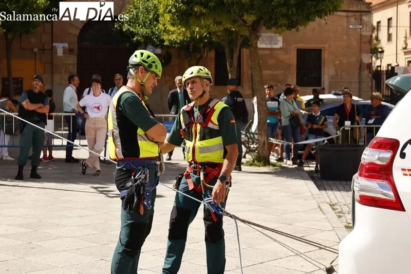 Exhibición de la Guardia Civil en la calle Fonseca. Foto David Sañudo