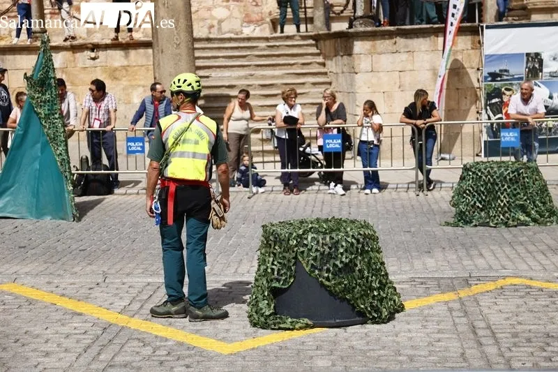 Exhibición de la Guardia Civil en la calle Fonseca. Foto David Sañudo