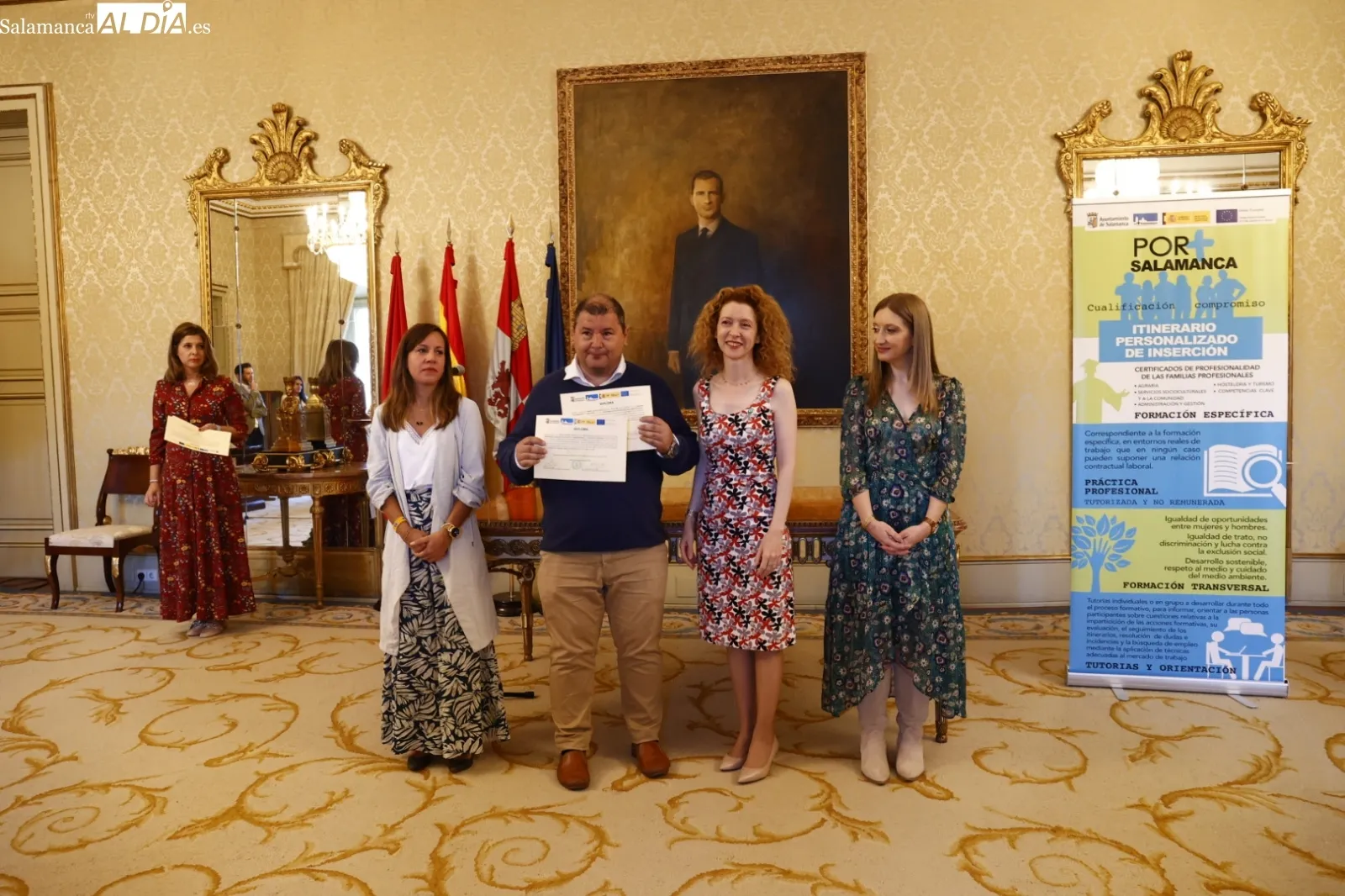 Entrega los certificados de profesionalidad de los dos últimos itinerarios: ‘Operaciones auxiliares de servicios administrativos y generales’ y ‘Atención socio sanitaria a personas dependientes en Instituciones Sociales’. Foto de David Sañudo