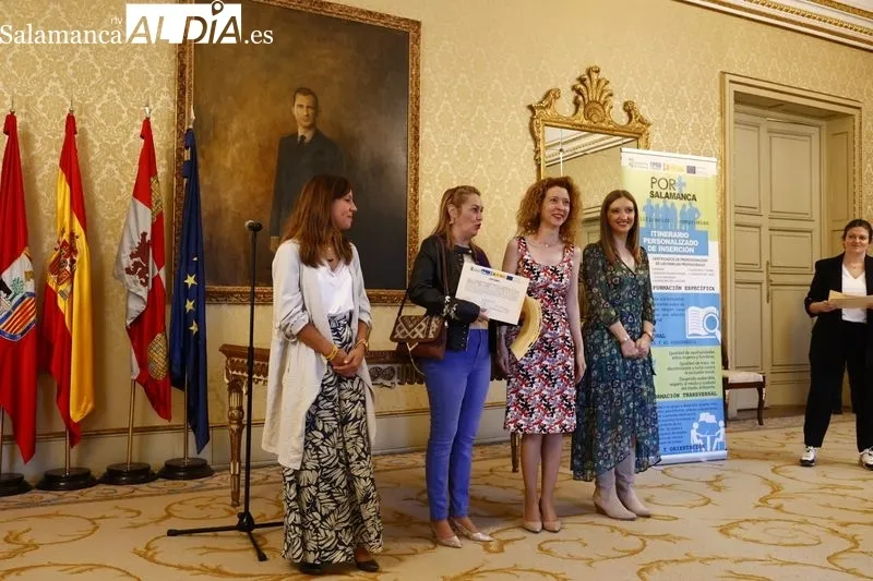 Entrega los certificados de profesionalidad de los dos últimos itinerarios: ‘Operaciones auxiliares de servicios administrativos y generales’ y ‘Atención socio sanitaria a personas dependientes en Instituciones Sociales’. Foto de David Sañudo