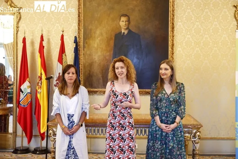 Entrega los certificados de profesionalidad de los dos últimos itinerarios: ‘Operaciones auxiliares de servicios administrativos y generales’ y ‘Atención socio sanitaria a personas dependientes en Instituciones Sociales’. Foto de David Sañudo