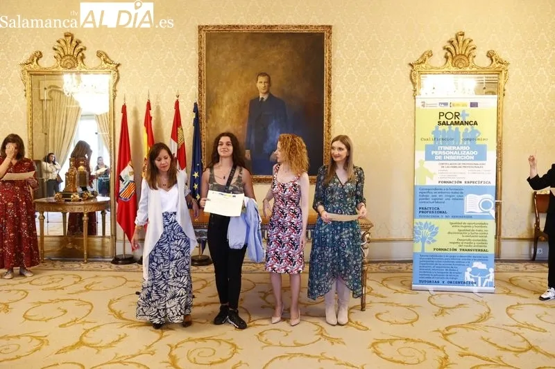 Entrega los certificados de profesionalidad de los dos últimos itinerarios: ‘Operaciones auxiliares de servicios administrativos y generales’ y ‘Atención socio sanitaria a personas dependientes en Instituciones Sociales’. Foto de David Sañudo