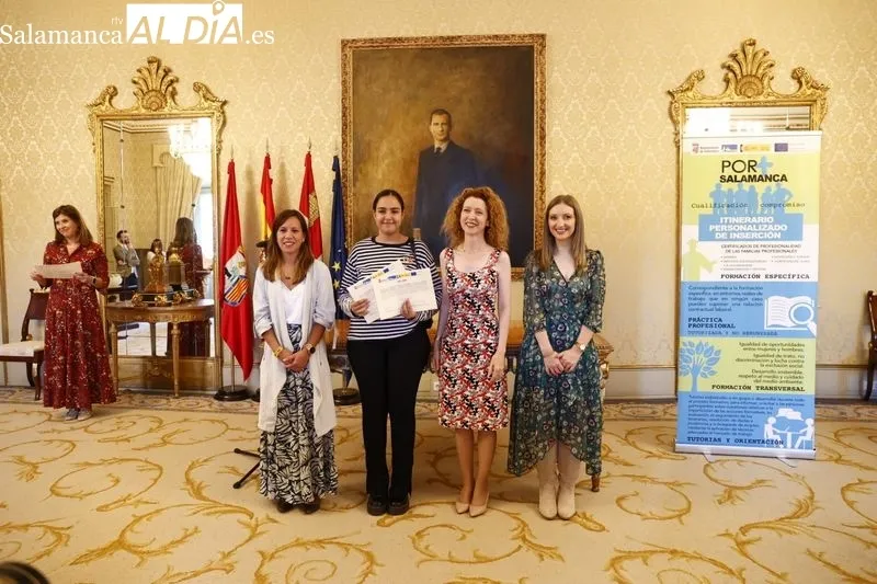 Entrega los certificados de profesionalidad de los dos últimos itinerarios: ‘Operaciones auxiliares de servicios administrativos y generales’ y ‘Atención socio sanitaria a personas dependientes en Instituciones Sociales’. Foto de David Sañudo