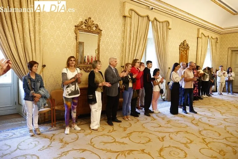 Entrega los certificados de profesionalidad de los dos últimos itinerarios: ‘Operaciones auxiliares de servicios administrativos y generales’ y ‘Atención socio sanitaria a personas dependientes en Instituciones Sociales’. Foto de David Sañudo