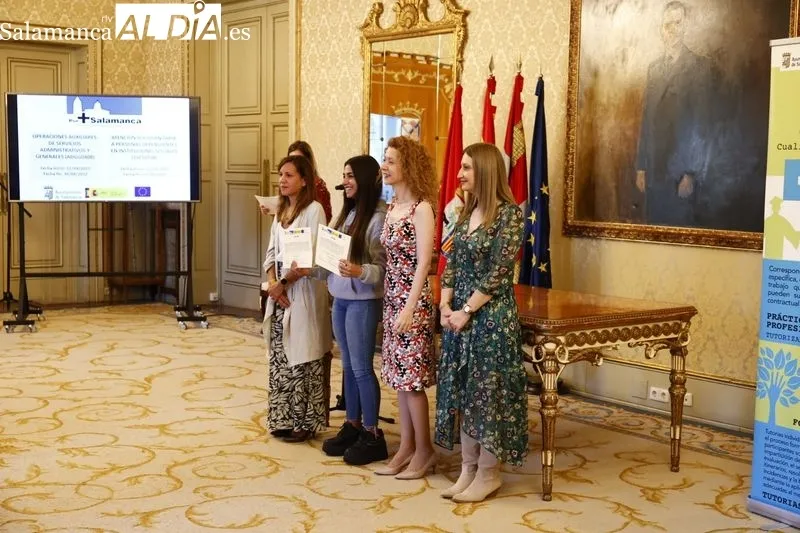 Entrega los certificados de profesionalidad de los dos últimos itinerarios: ‘Operaciones auxiliares de servicios administrativos y generales’ y ‘Atención socio sanitaria a personas dependientes en Instituciones Sociales’. Foto de David Sañudo