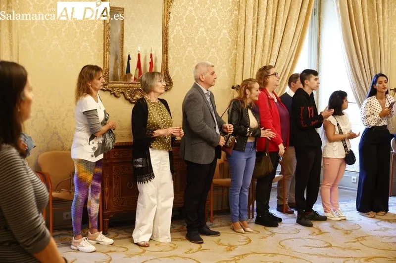 Entrega los certificados de profesionalidad de los dos últimos itinerarios: ‘Operaciones auxiliares de servicios administrativos y generales’ y ‘Atención socio sanitaria a personas dependientes en Instituciones Sociales’. Foto de David Sañudo