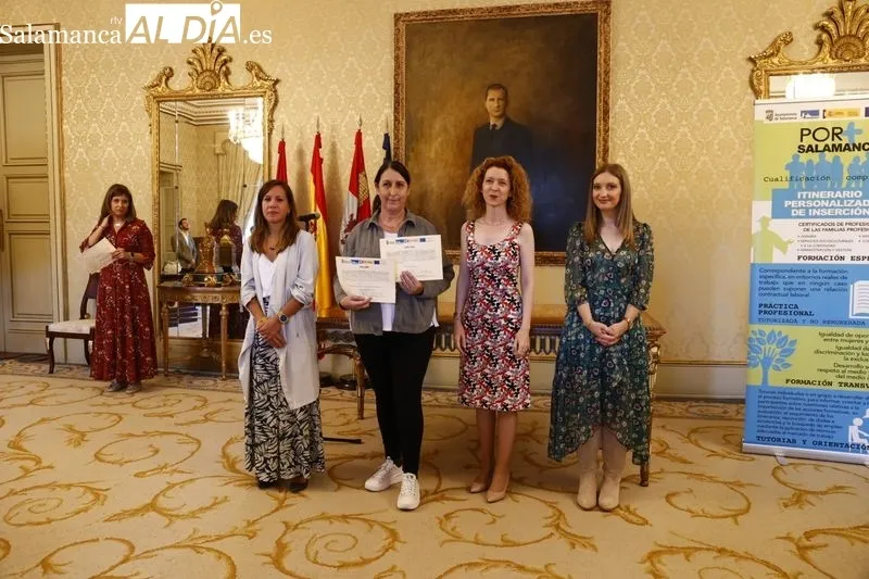 Entrega los certificados de profesionalidad de los dos últimos itinerarios: ‘Operaciones auxiliares de servicios administrativos y generales’ y ‘Atención socio sanitaria a personas dependientes en Instituciones Sociales’. Foto de David Sañudo