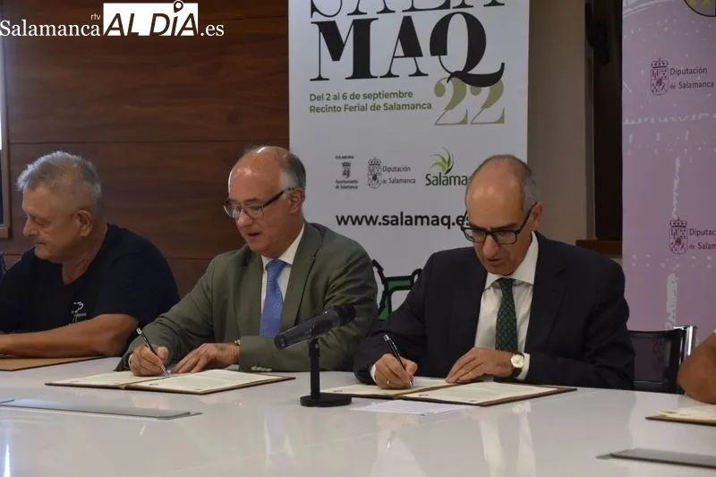 El presidente de la Diputación de Salamanca, Javier Iglesias, junto a los presidentes de asociaciones ganaderas de vacuno y FEAGAS, para explicar su colaboración para la 33 Exposición Internacional de Ganado Puro Salamaq 22. Foto de Vanesa Martín