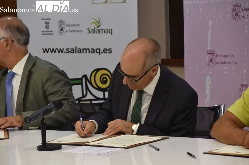 El presidente de la Diputación de Salamanca, Javier Iglesias, junto a los presidentes de asociaciones ganaderas de vacuno y FEAGAS, para explicar su colaboración para la 33 Exposición Internacional de Ganado Puro Salamaq 22. Foto de Vanesa Martín