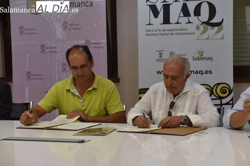 El presidente de la Diputación de Salamanca, Javier Iglesias, junto a los presidentes de asociaciones ganaderas de vacuno y FEAGAS, para explicar su colaboración para la 33 Exposición Internacional de Ganado Puro Salamaq 22. Foto de Vanesa Martín