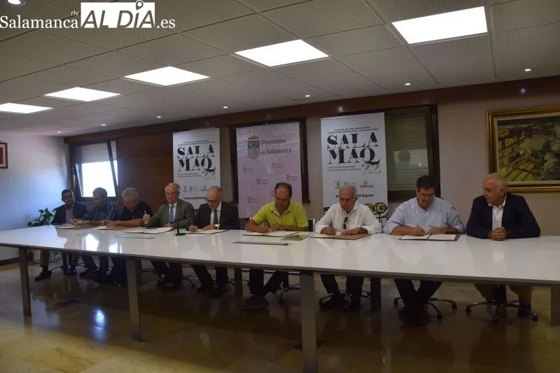 El presidente de la Diputación de Salamanca, Javier Iglesias, junto a los presidentes de asociaciones ganaderas de vacuno y FEAGAS, para explicar su colaboración para la 33 Exposición Internacional de Ganado Puro Salamaq 22. Foto de Vanesa Martín