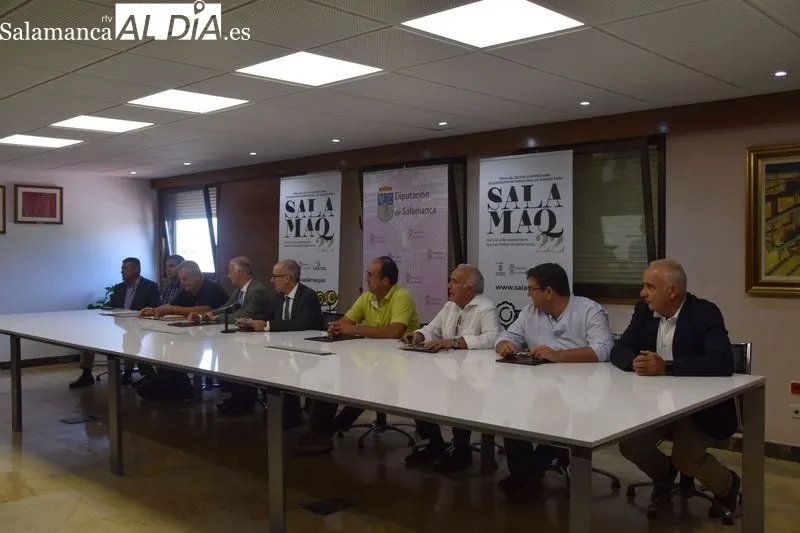 El presidente de la Diputación de Salamanca, Javier Iglesias, junto a los presidentes de asociaciones ganaderas de vacuno y FEAGAS, para explicar su colaboración para la 33 Exposición Internacional de Ganado Puro Salamaq 22. Foto de Vanesa Martín