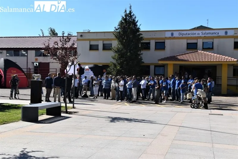 Inauguración de la escultura con la que la Diputación homenajea a los criadores de Limusín por los 30 años de colaboración 