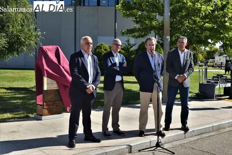 Inauguración de la escultura con la que la Diputación homenajea a los criadores de Limusín por los 30 años de colaboración 