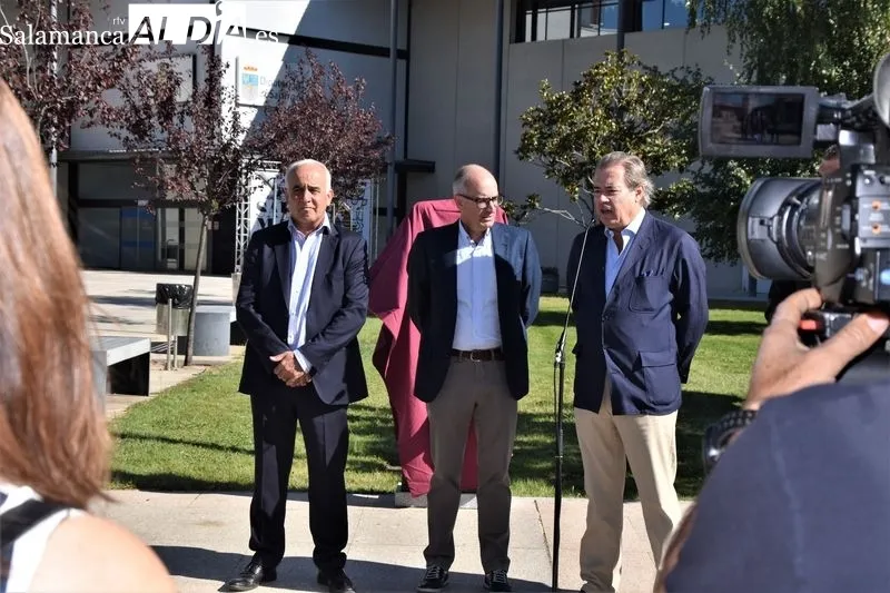 Inauguración de la escultura con la que la Diputación homenajea a los criadores de Limusín por los 30 años de colaboración 