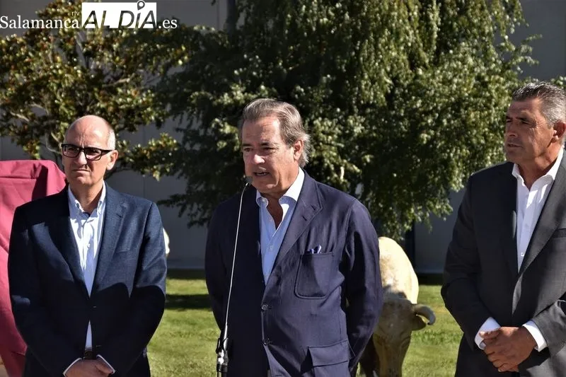 Inauguración de la escultura con la que la Diputación homenajea a los criadores de Limusín por los 30 años de colaboración 