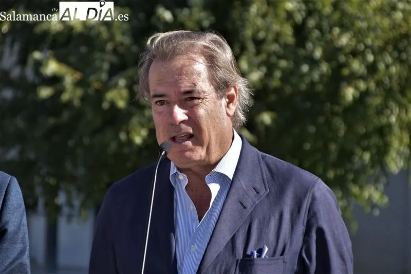 Inauguración de la escultura con la que la Diputación homenajea a los criadores de Limusín por los 30 años de colaboración 